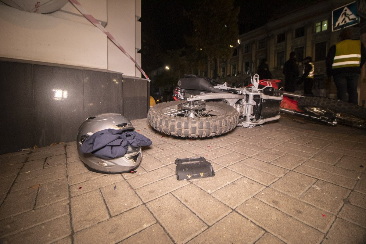 В результате ДТП пилот байка отправился в больницу