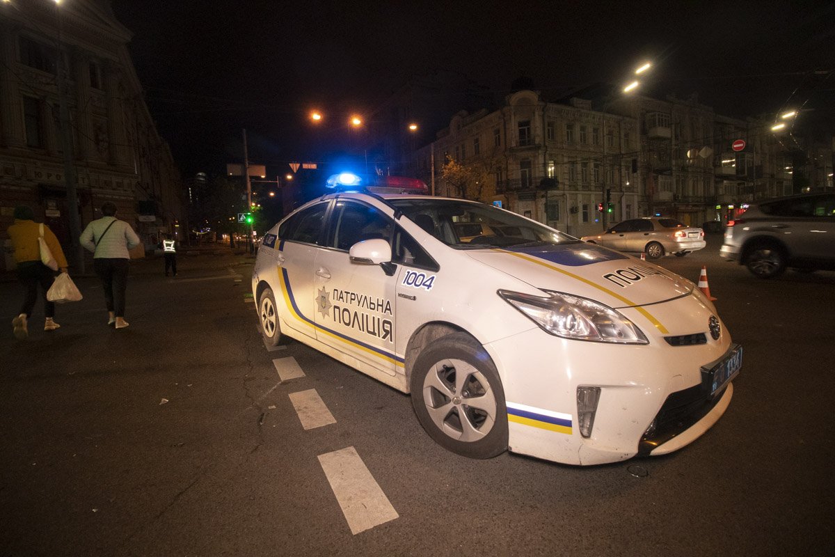 На месте работает экипаж полиции