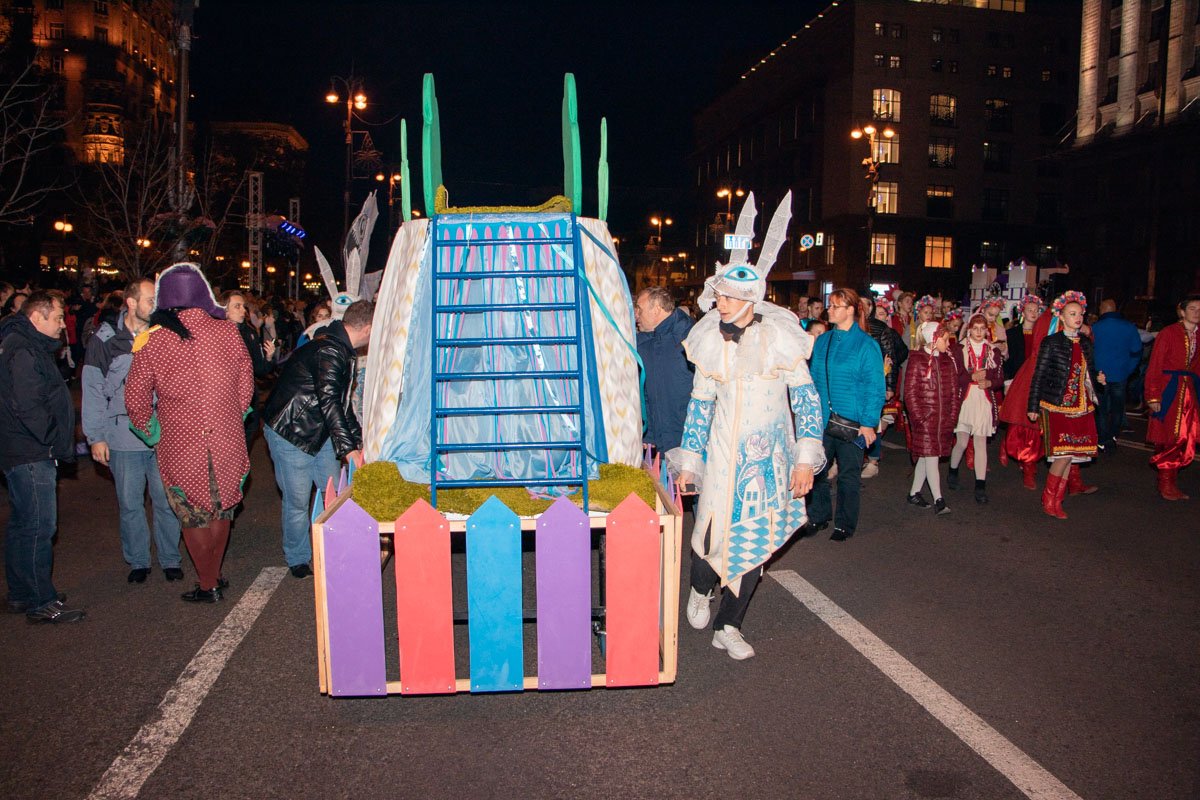 Начался он с необычного, театрализованного, парада