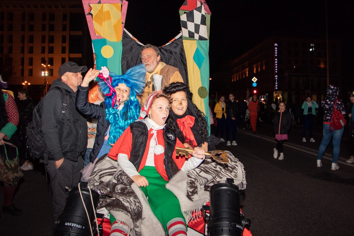 А еще участниками парада стали ваши любимые детские (и взрослые) персонажи