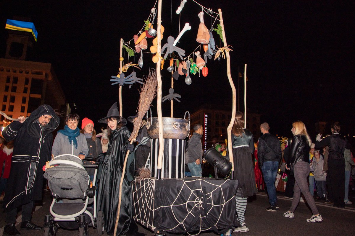 Вообще на параде можно было встретить разные крайности - и ведьмочек