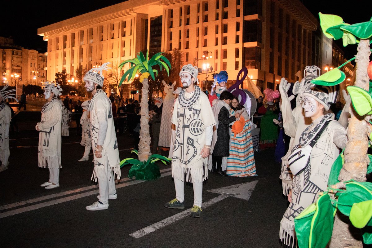 Некоторые, впрочем, решили сделать ставку на яркий и потрясающий грим