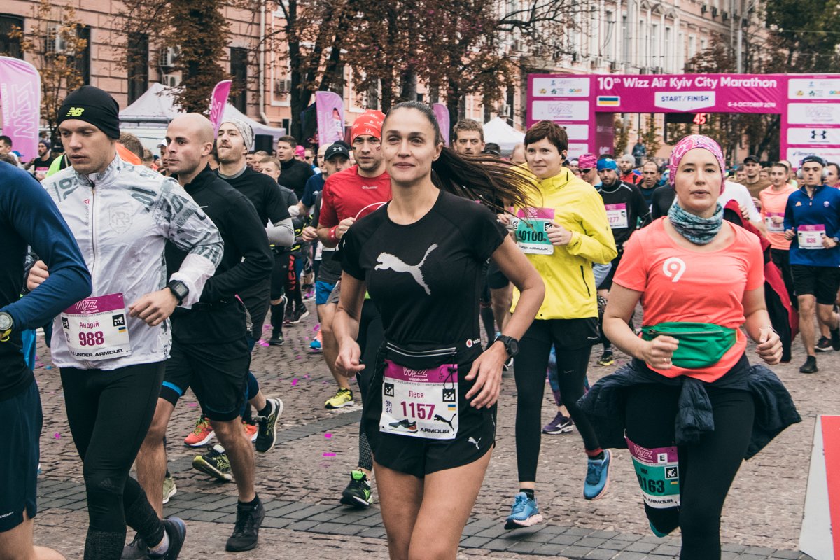 На дворе октябрь, но бегунам не холодно, их греет спорт На дворе октябрь, но бегунам не холодно, их греет спорт