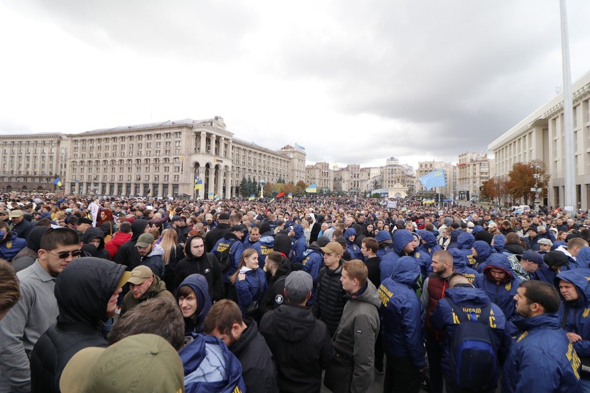 Среди митингующих очень много представителей Нацкорпуса Среди митингующих очень много представителей Нацкорпуса