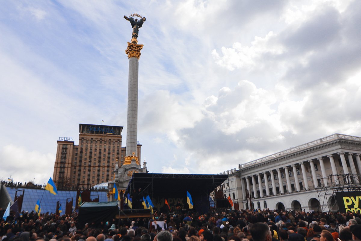 На Майдане даже сцену установили На Майдане даже сцену установили