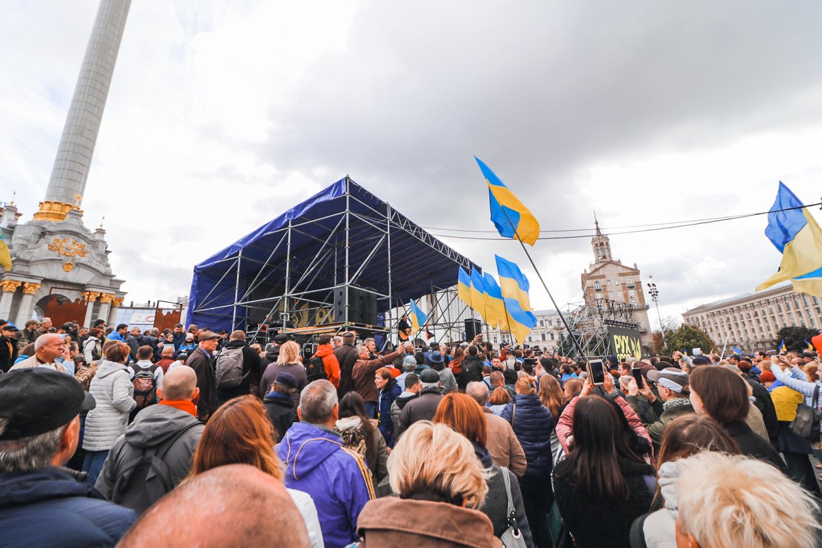 Люди утверждают, что стоят тут за Украину Люди утверждают, что стоят тут за Украину