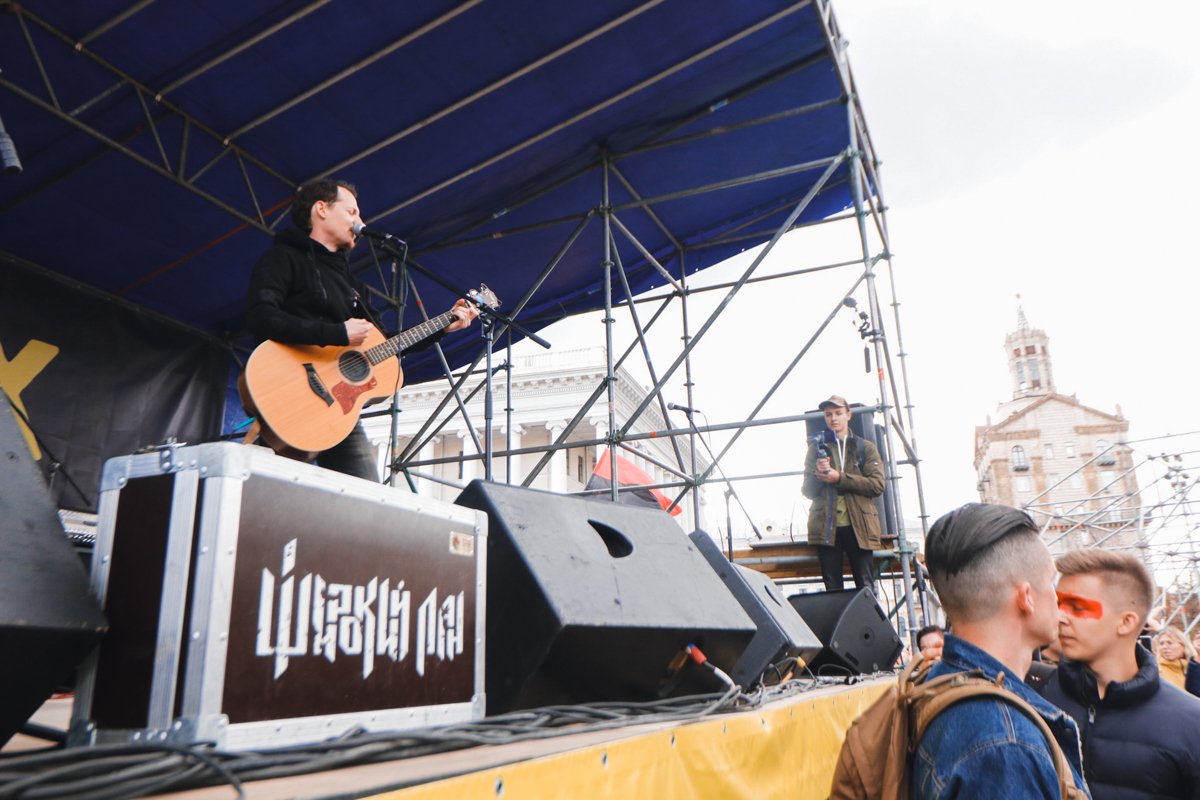 На самом митинге также поют песни со сцены под гитару На самом митинге также поют песни со сцены под гитару