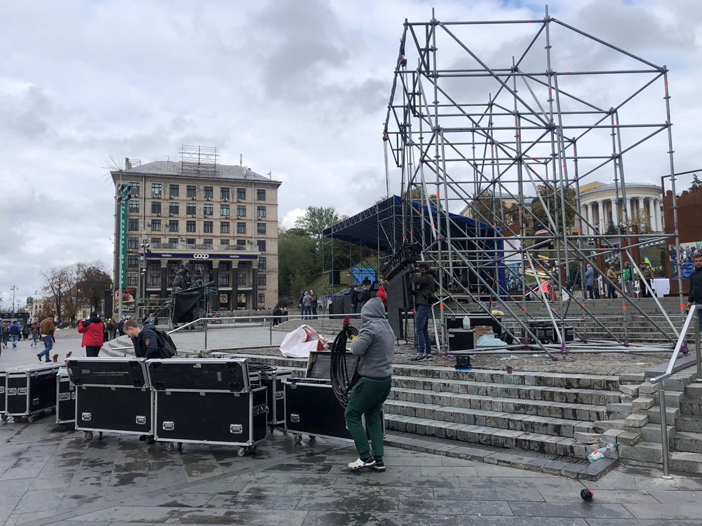 Уже в 15:00 люди разошлись, а сцену начали разбирать Уже в 15:00 люди разошлись, а сцену начали разбирать