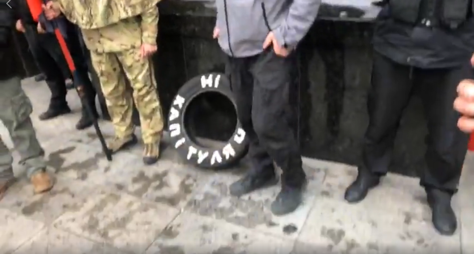 Активисты утверждают, что эта шина - с Евромайдана, 2014 года Активисты утверждают, что эта шина - с Евромайдана, 2014 года