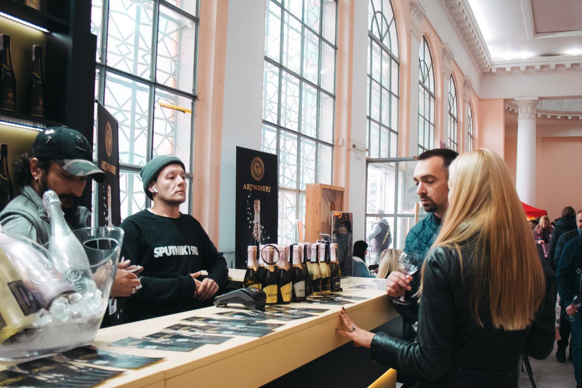 Каждый бренд вина выставлял свой стенд Каждый бренд вина выставлял свой стенд