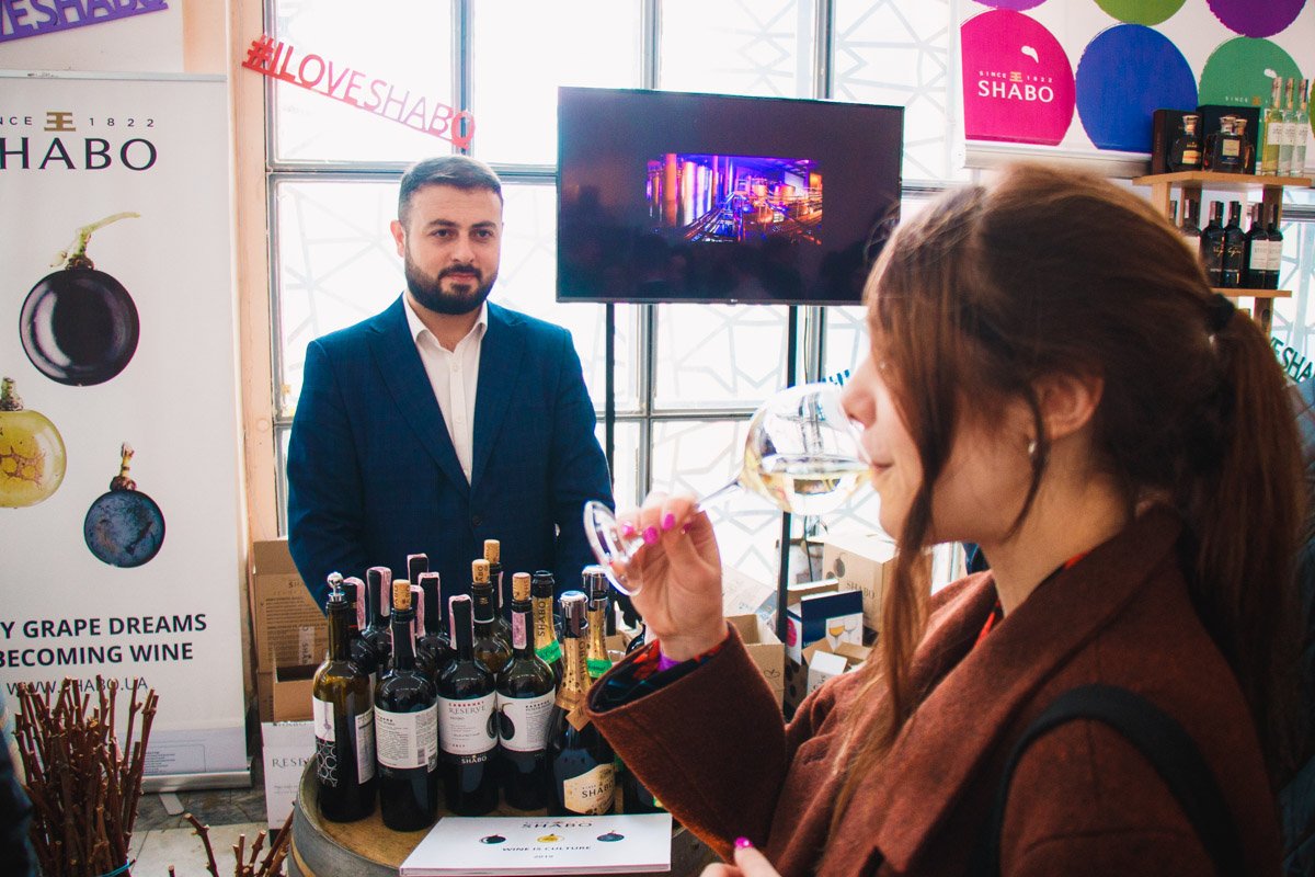 Все фестивальщики на входе получили вместе с билетом красивый именной бокал Все фестивальщики на входе получили вместе с билетом красивый именной бокал