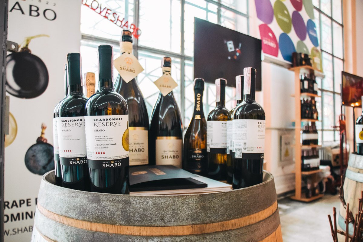 На фесте можно было не только дегустировать, но и покупать вино На фесте можно было не только дегустировать, но и покупать вино