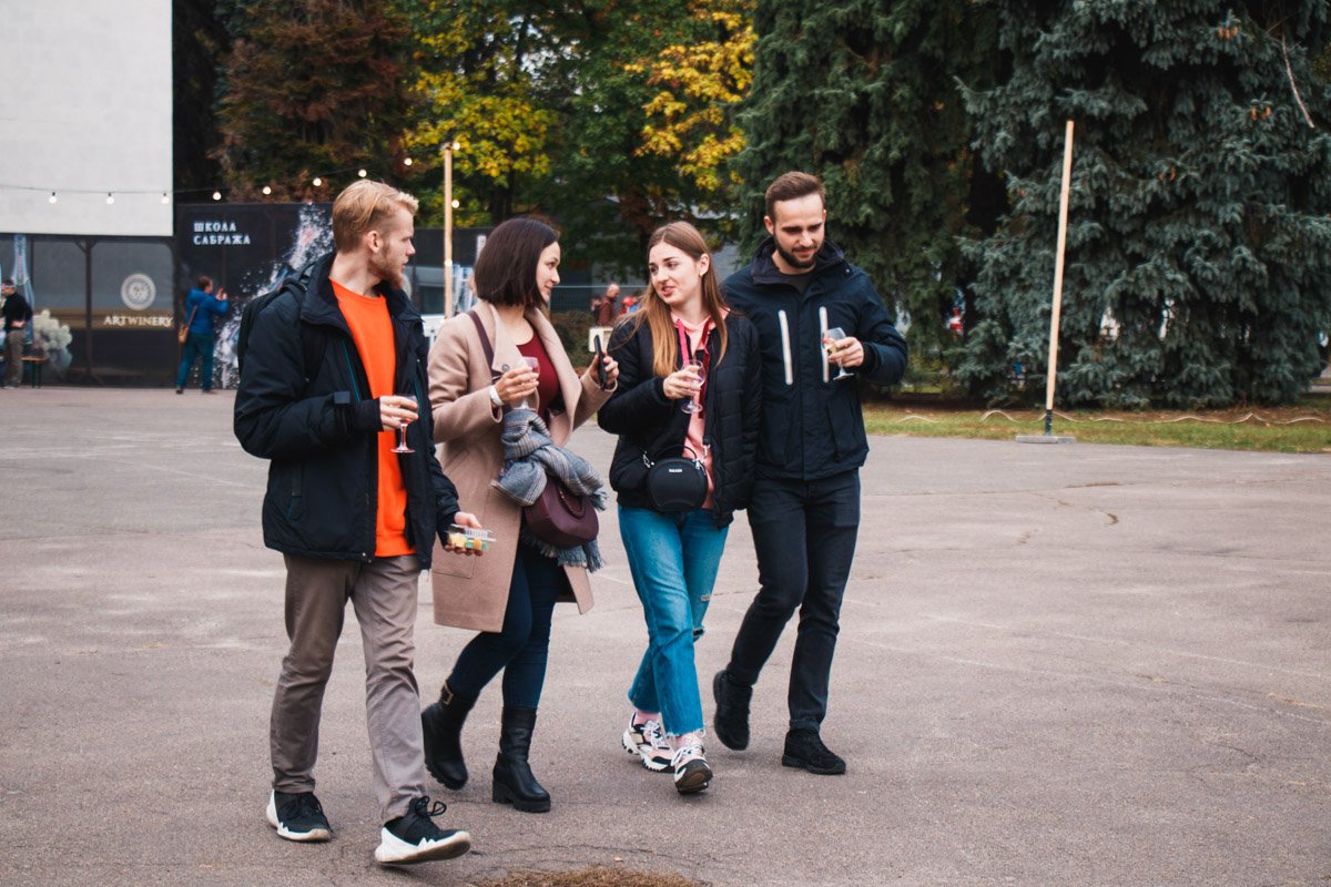 Всем по бокалу! Всем по бокалу!