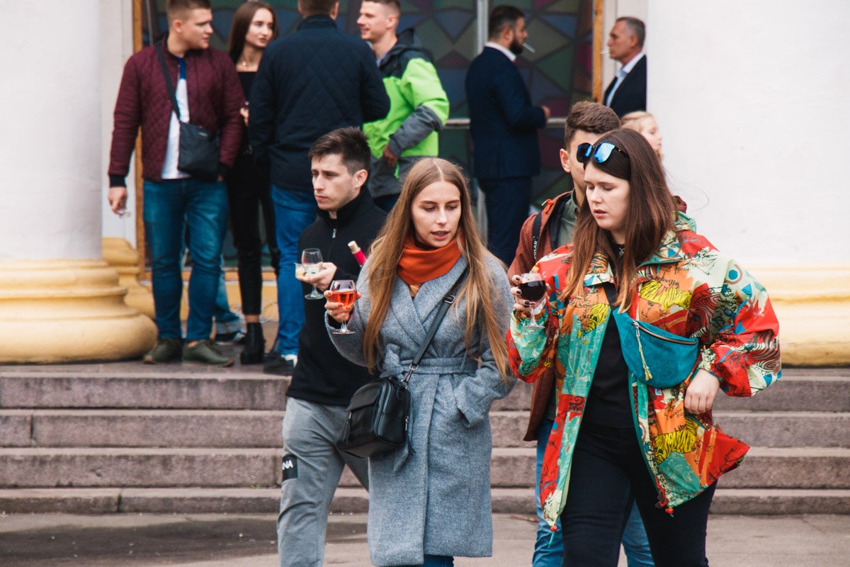 Сотни людей пришли открыть для себя новые вкусы и запастись вкусным вином и украинским сыром Сотни людей пришли открыть для себя новые вкусы и запастись вкусным вином и украинским сыром