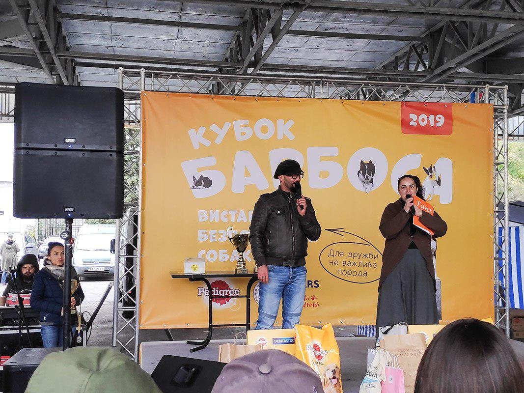 Ведущие приглашают конкурсантов на сцену Ведущие приглашают конкурсантов на сцену