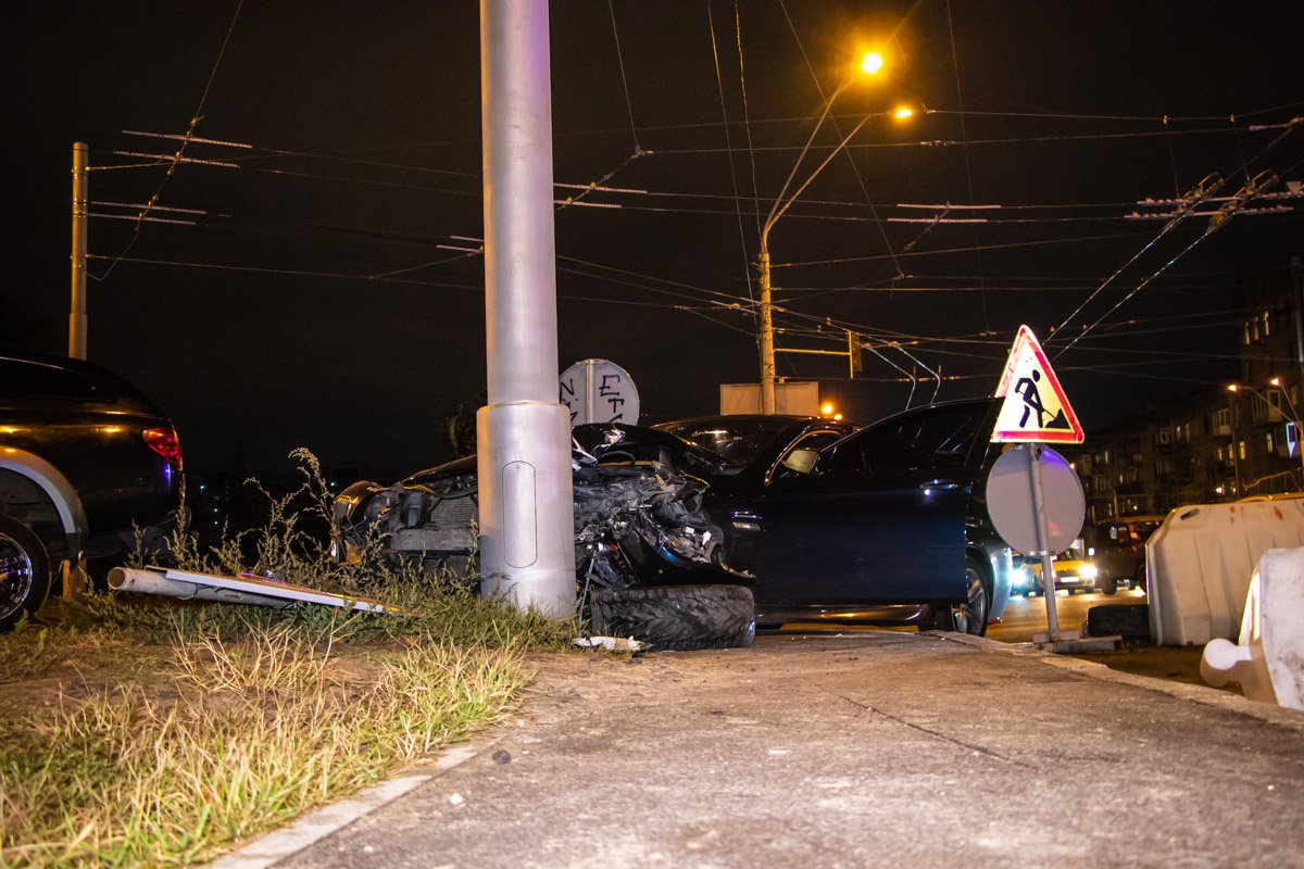 На проспекте Победы BMW влетел в столб 