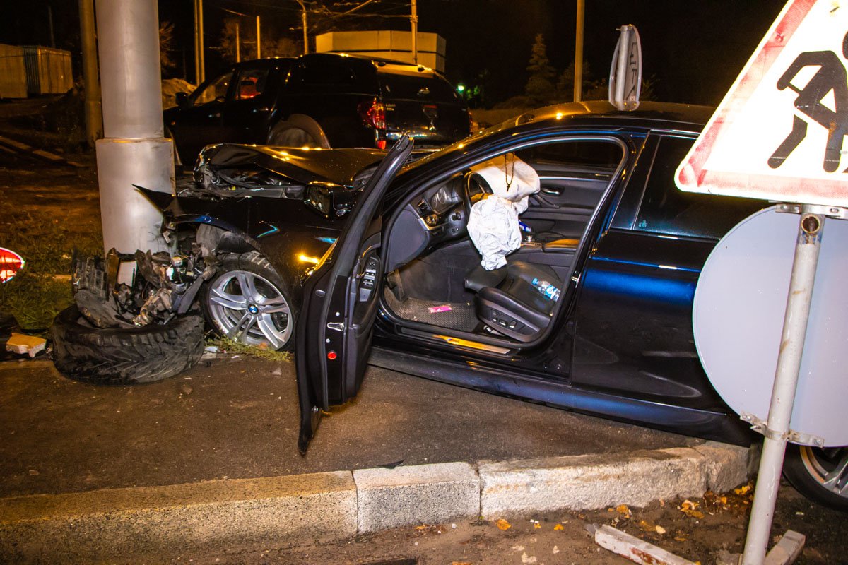 В салоне ехало трое парней 