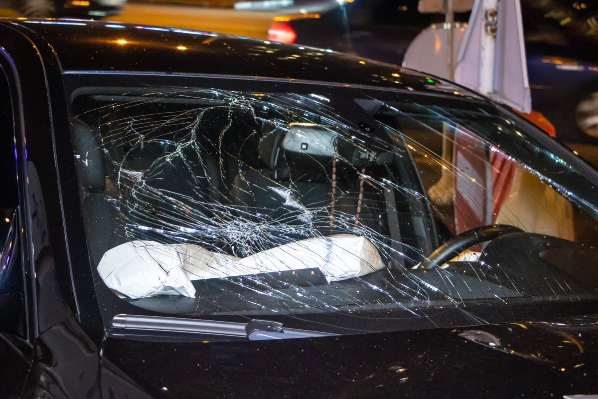 В результате удара водитель травмировал ногу 