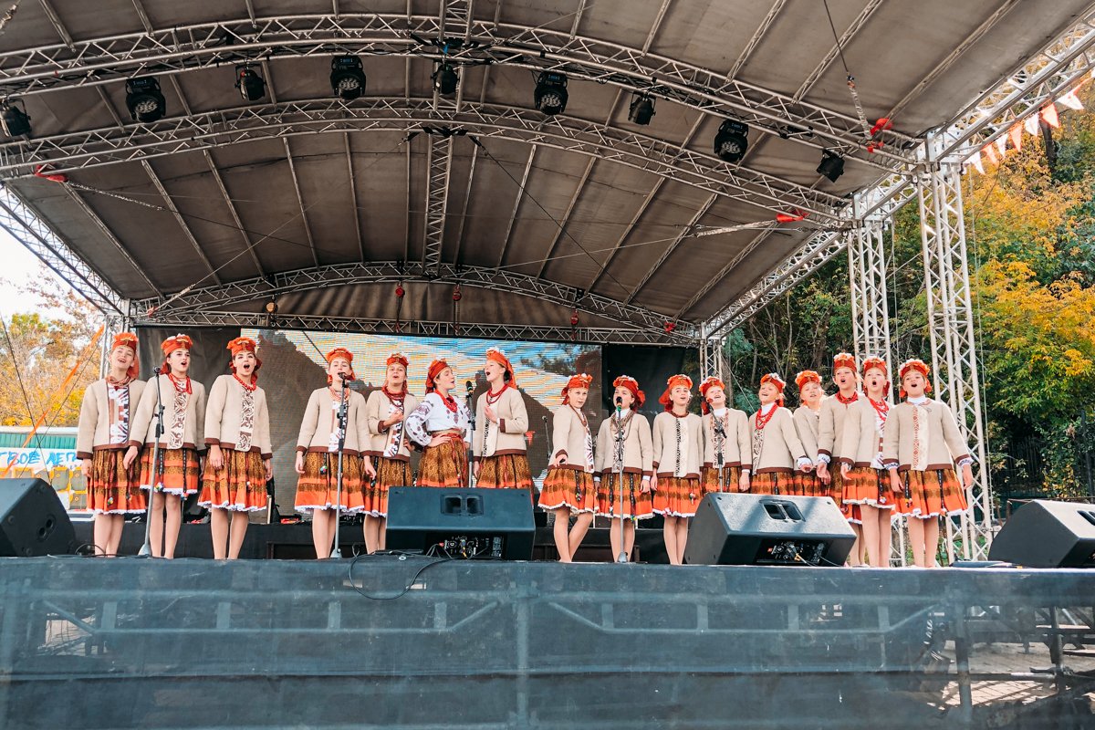 На сцене выступили грузинские и украинские коллективы На сцене выступили грузинские и украинские коллективы