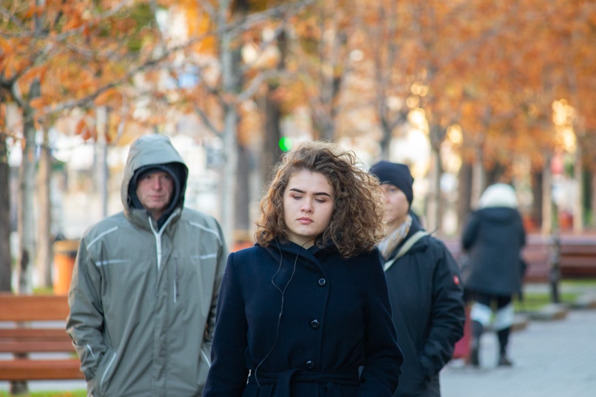 Девушка, за вами, кажется, следит клан людей в шапках Девушка, за вами, кажется, следит клан людей в шапках