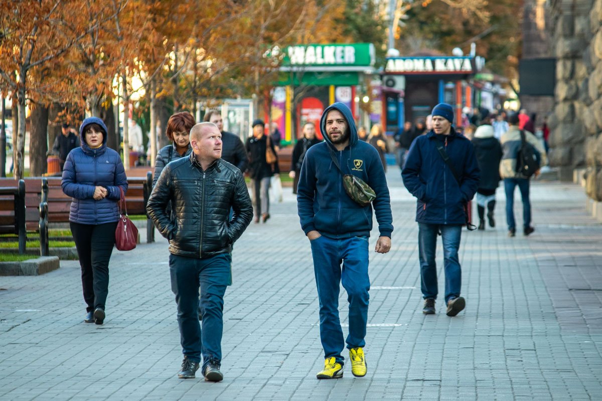 А кому-то и в спортивной кофте еще не холодно А кому-то и в спортивной кофте еще не холодно