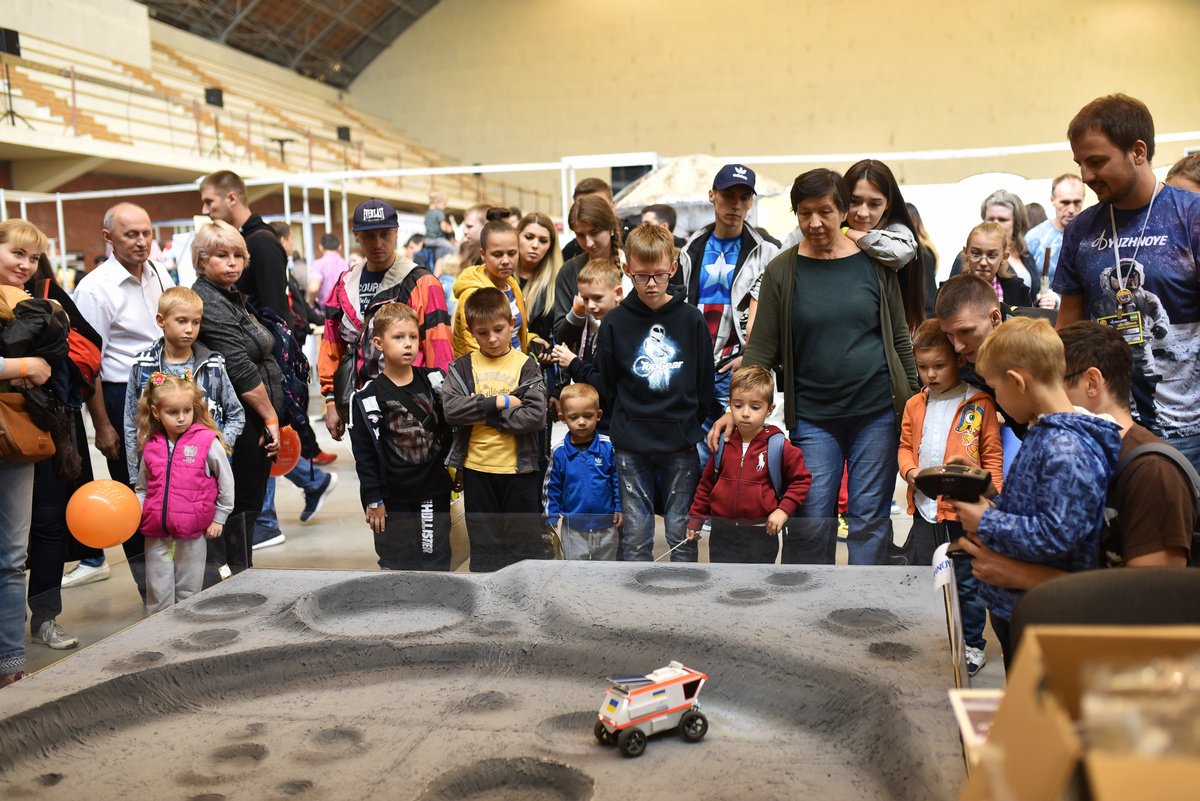 «Первый спутник, VR-путешествия по Луне, подготовка к колонизации Марса»: в Днепре проведут выставку космических технологий Украины 4