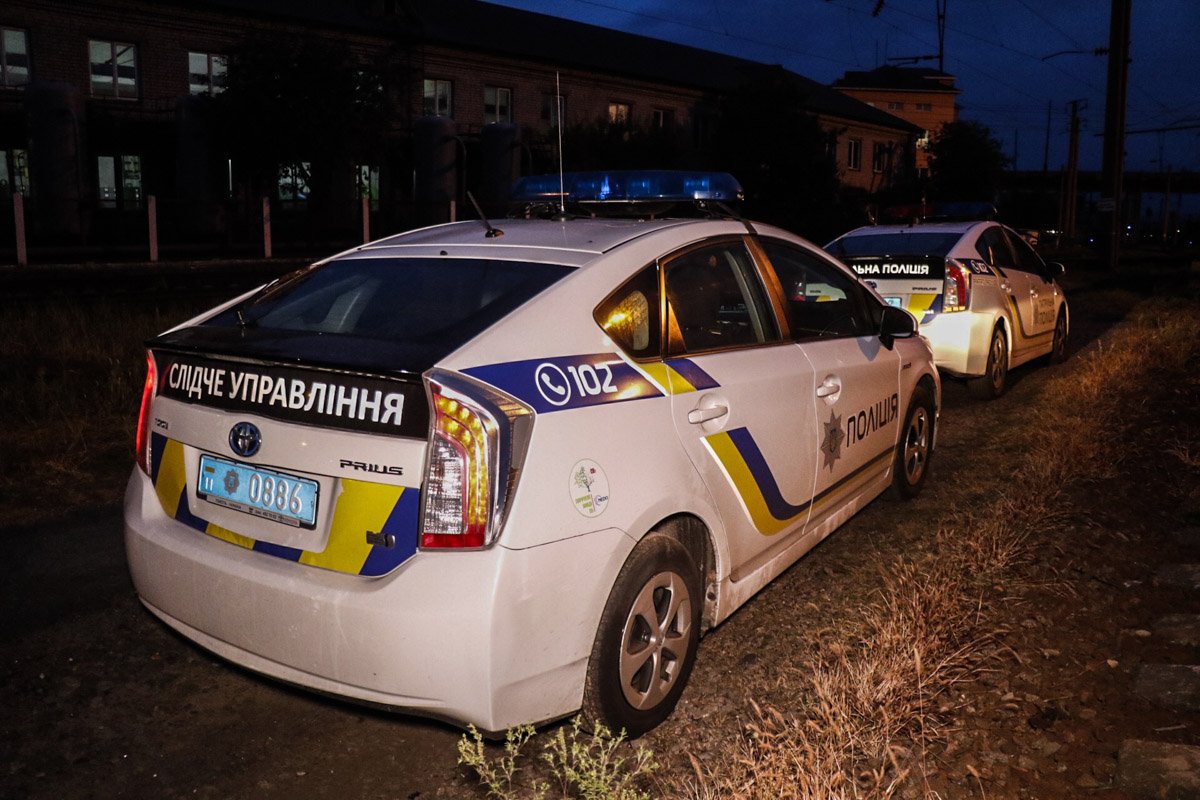 Предварительно, женщину переехал поезд и отрезал ей голову