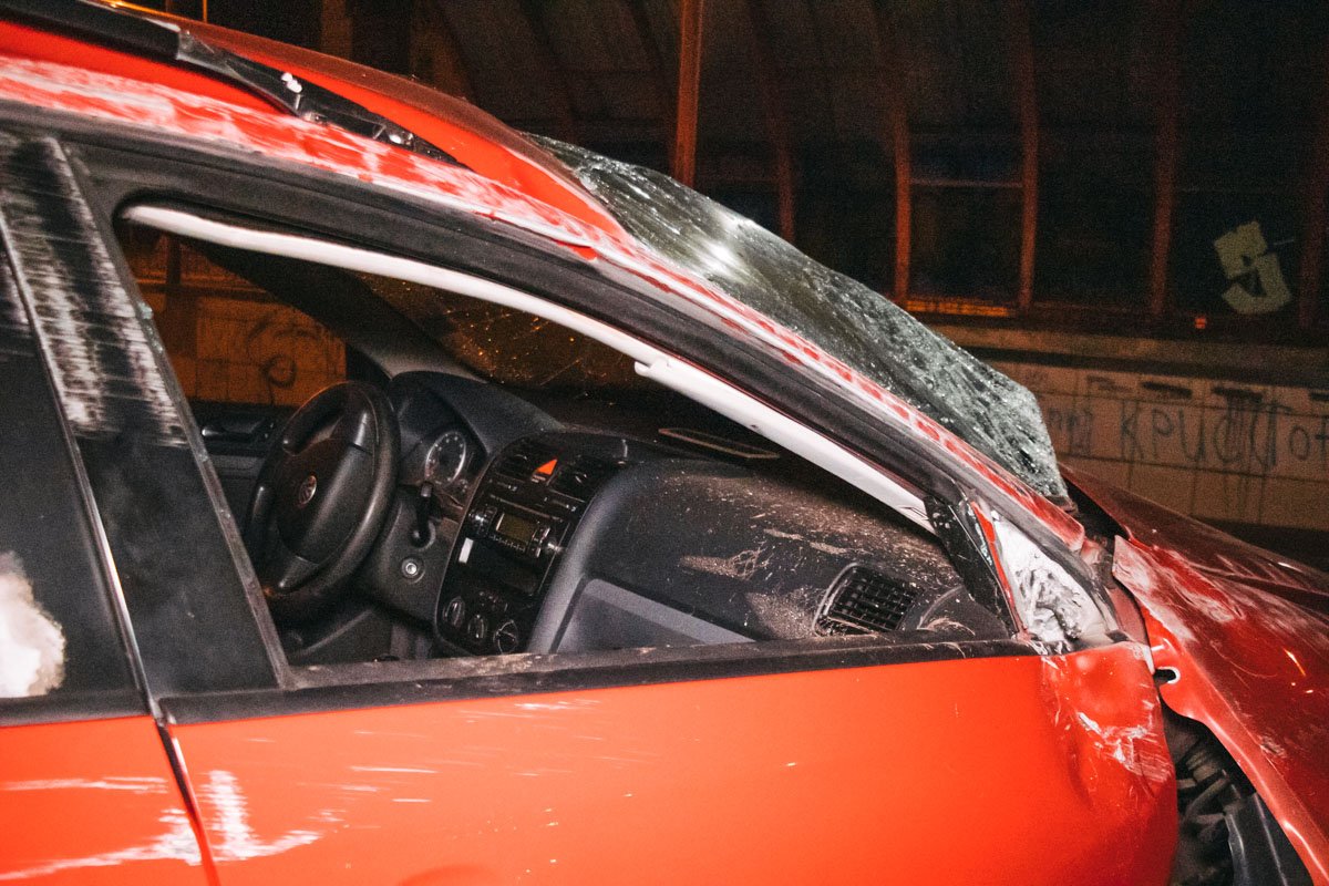 В салоне находилось двое парней и девушка