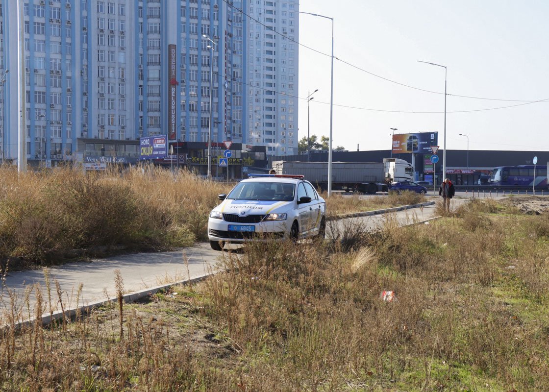 В Киеве на берегу озера мужчина обнаружил бездыханное тело женщины