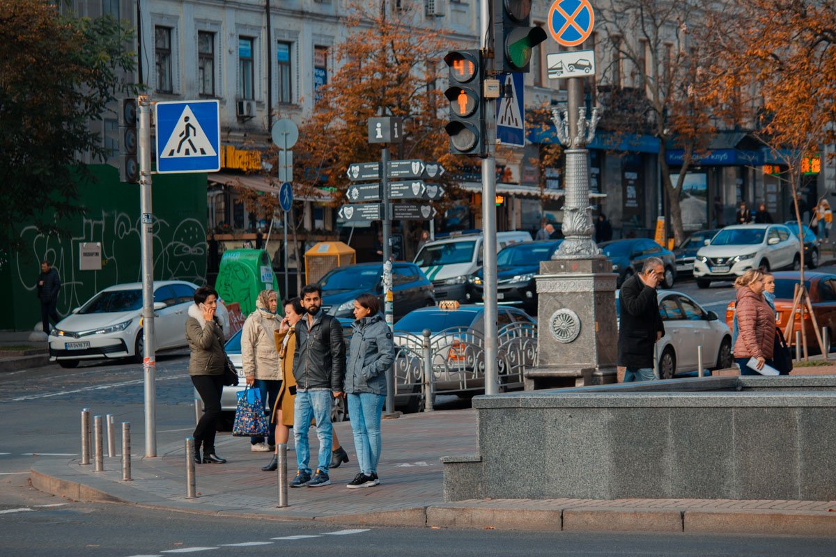 Сонное утро на Крещатике выглядит по особенному, ведь суета центра только начинает зарождаться Сонное утро на Крещатике выглядит по особенному, ведь суета центра только начинает зарождаться