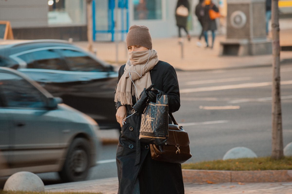 Одежда у прохожих очень разная Одежда у прохожих очень разная