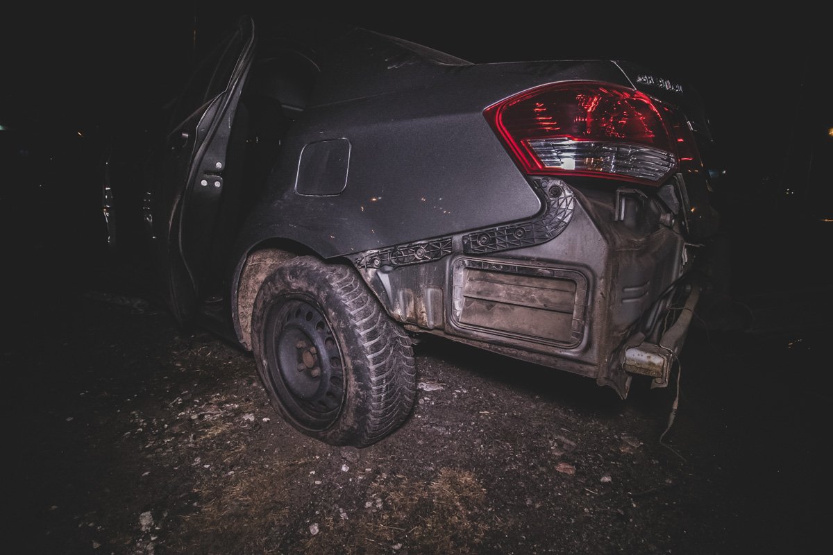 Машина проехалась несколько десятков метров по газону и снесла забор автомобильной стоянкиМашина проехалась несколько десятков метров по газону и снесла забор автомобильной стоянки