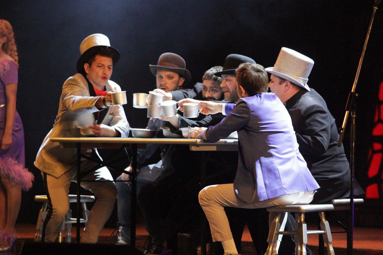 Участие в постановке приняли немало звезд Участие в постановке приняли немало звезд