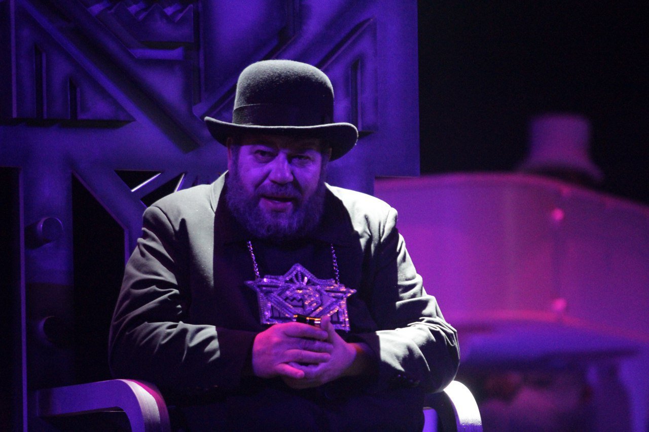 Роль же Дракона исполнил сам Александр Меламуд Роль же Дракона исполнил сам Александр Меламуд