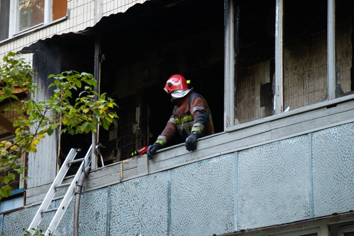 В жилом доме на Лесном проспекте 15а дотла сгорела квартира на втором этаже и загорелась еще одна на седьмом В жилом доме на Лесном проспекте 15а дотла сгорела квартира на втором этаже и загорелась еще одна на седьмом