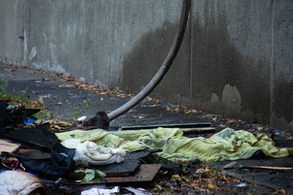 Так как пожарные уже были на месте, там справиться с огнем удалось в короткие сроки и он фактически не повредил жилье Так как пожарные уже были на месте, там справиться с огнем удалось в короткие сроки и он фактически не повредил жилье