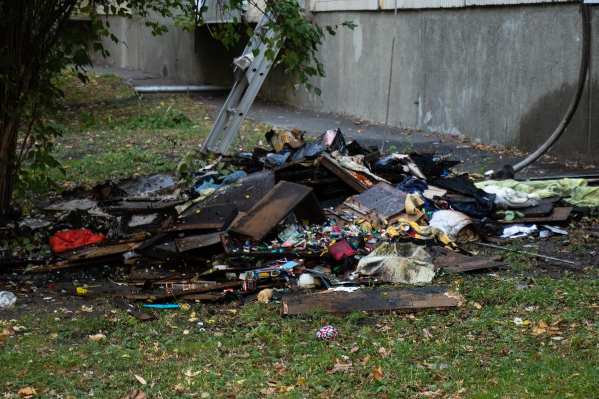 Жители дома вышли на улицу с детьми, животными и питьевой водой Жители дома вышли на улицу с детьми, животными и питьевой водой