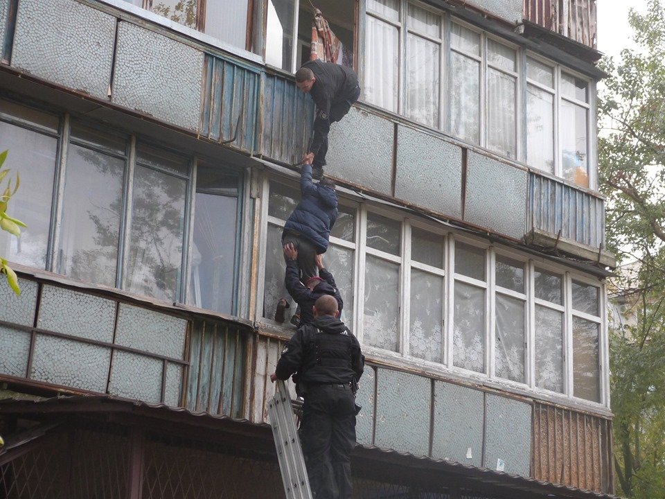Также патрульные эвакуировали двоих детей Также патрульные эвакуировали двоих детей