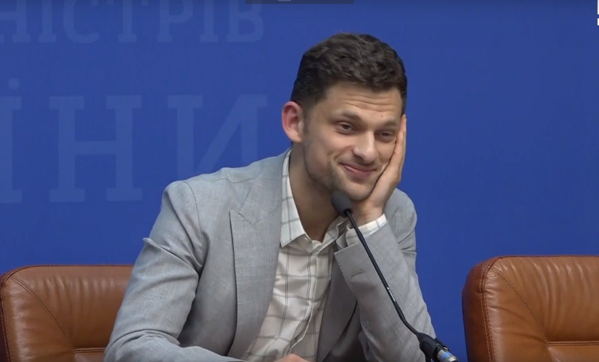 Дмитрий Дубилет хочет до конца года избавиться от бумажных трудовых книжек Дмитрий Дубилет хочет до конца года избавиться от бумажных трудовых книжекДмитрий Дубилет хочет до конца года избавиться от бумажных трудовых книжек