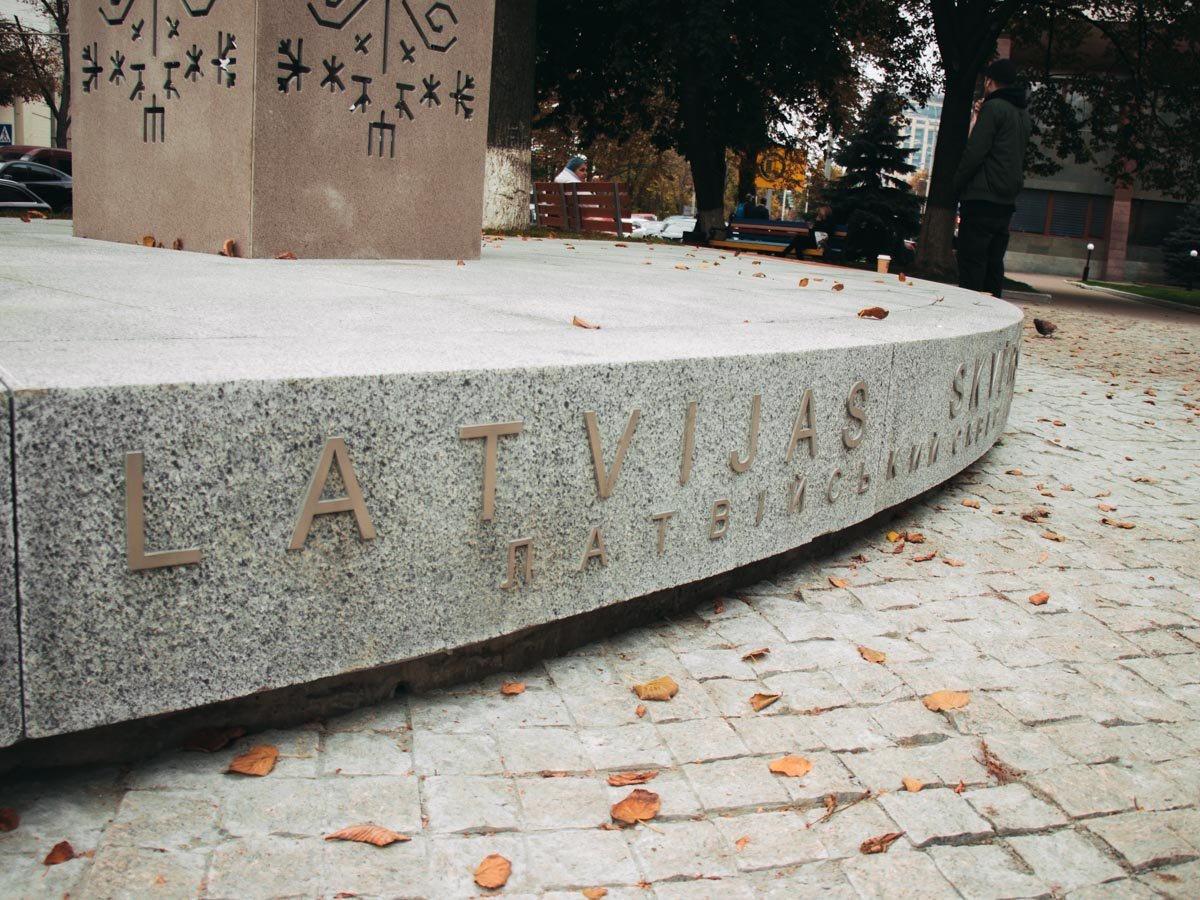 Название сквера неслучайно - в его создании принимали активное участие граждане и бизнес этой страны