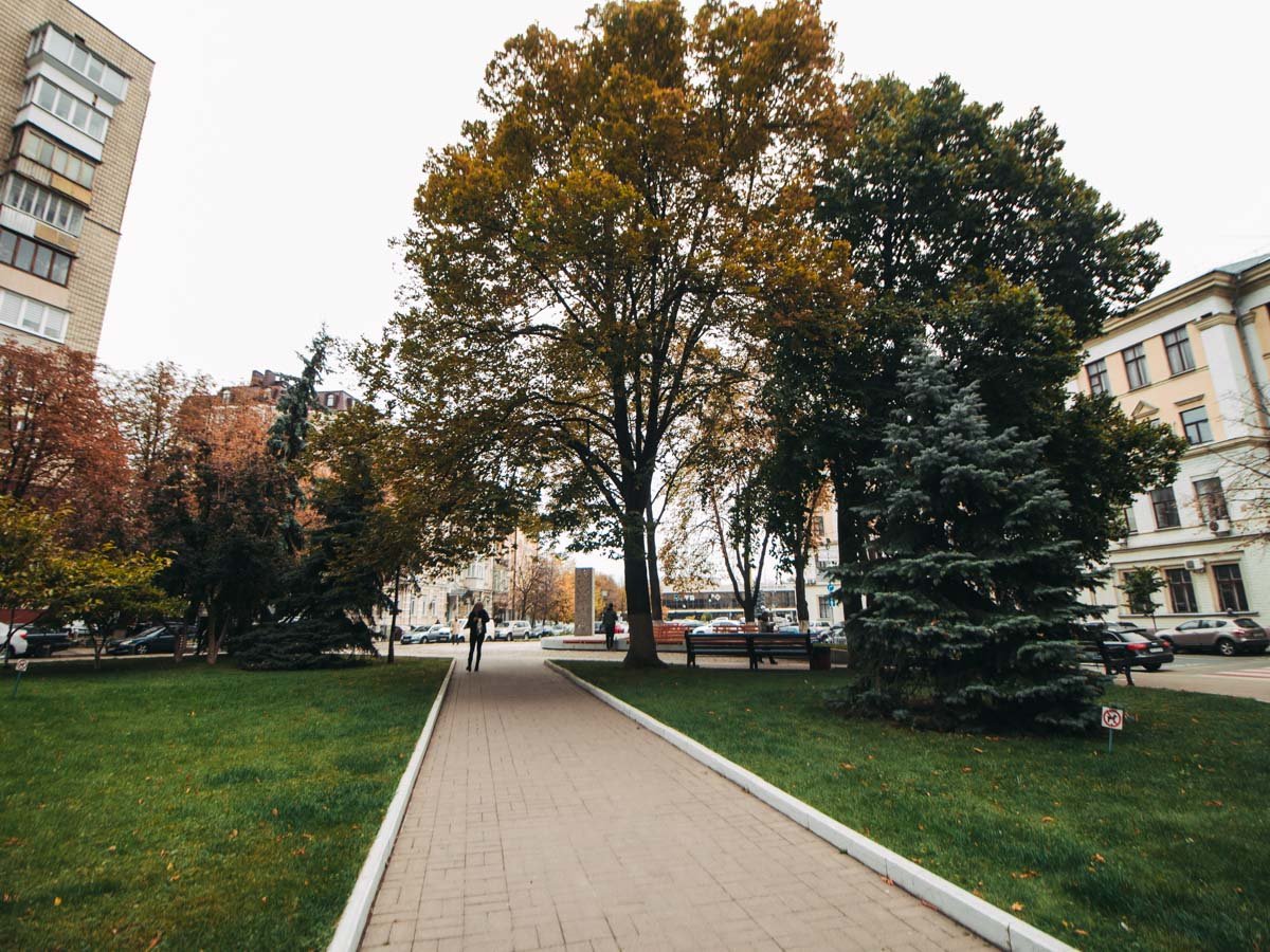 В сквере, несмотря на погоду, немало людей