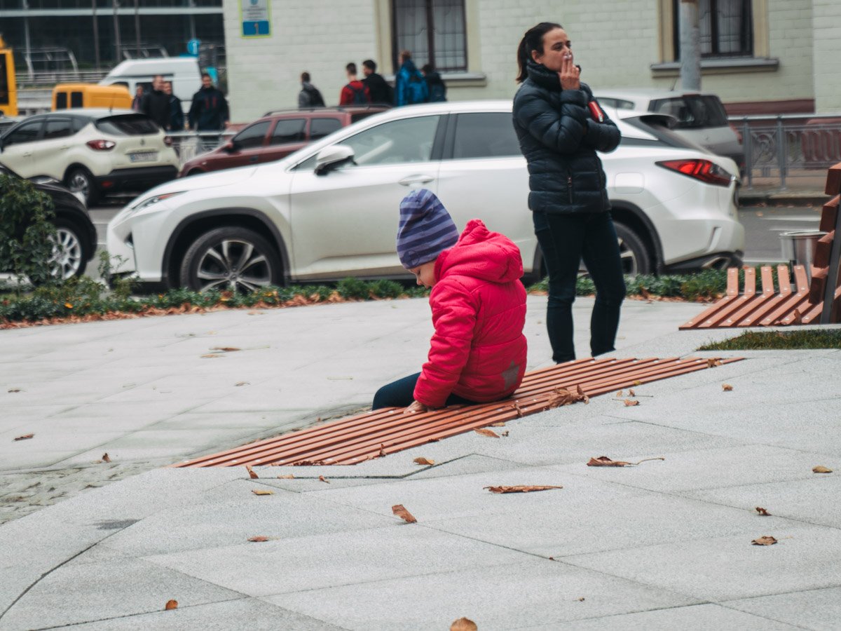 Частью основания стеллы являются скамейки