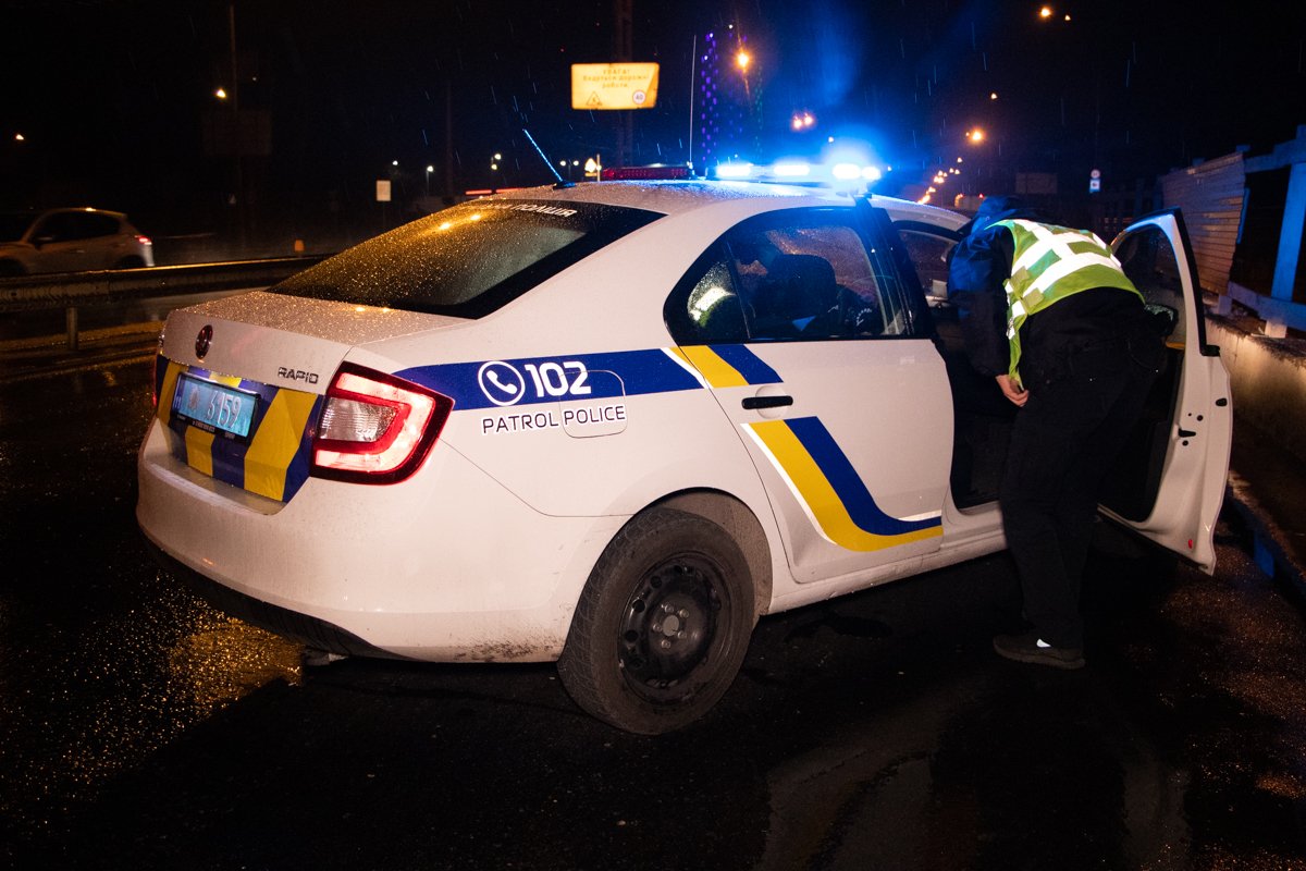 на развязке у станции метро "Выдубичи" произошла авария с участием автомобиля Subaru Tribeca и седельного тягача MAN