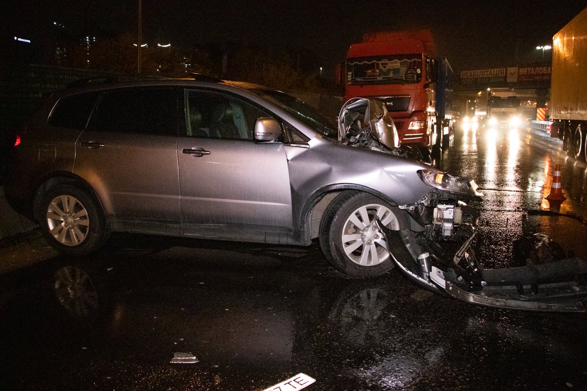 Водитель Tribecа не рассчитал дистанцию и влетел под фуру