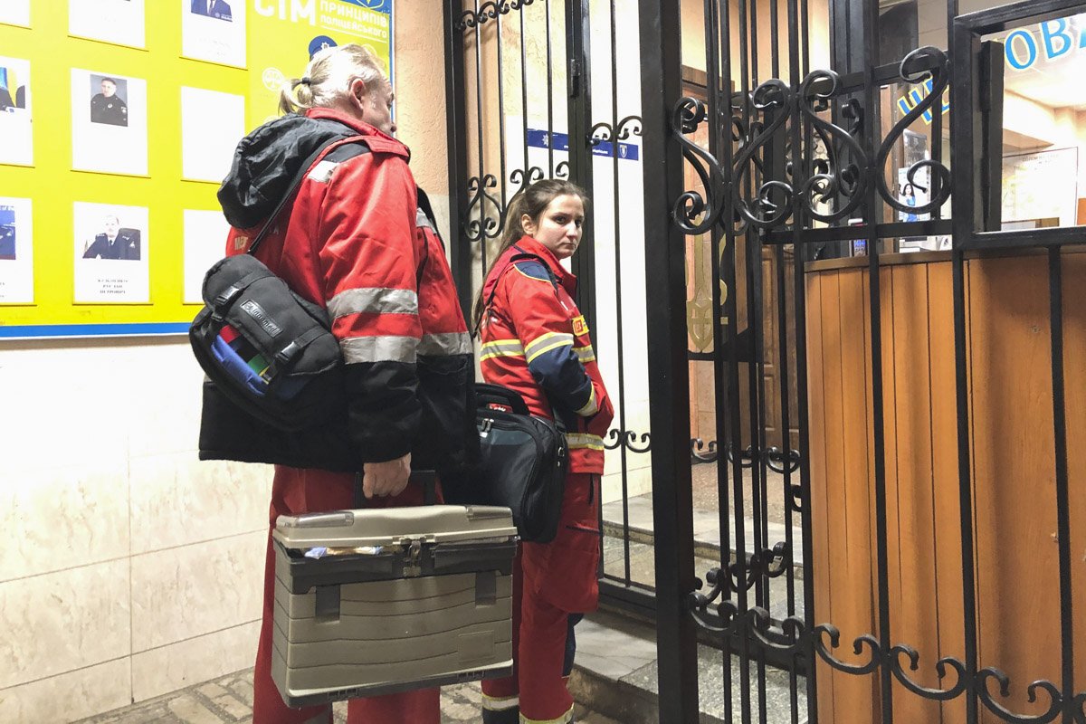 Прибывшие в Соломенское управление полиции медики