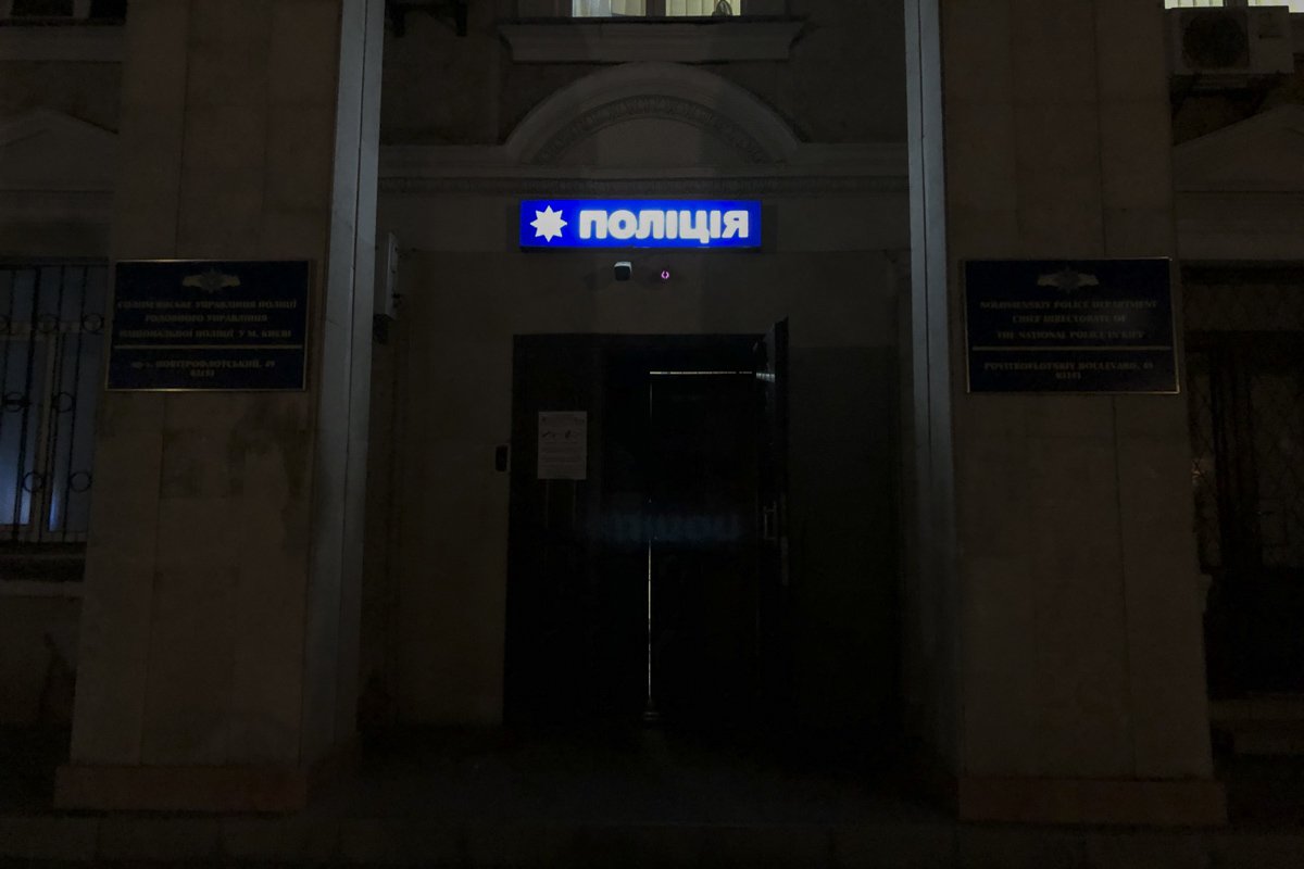 Возле Соломенского управления полиции женщина набросилась на полицейского, который задержал ее сына