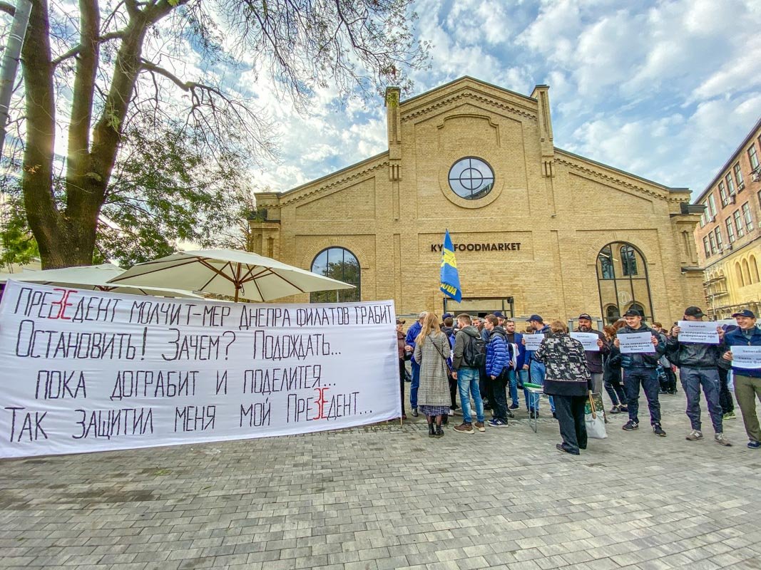 Под стенами маркета уже собрались не только пресса, но и митингующие Под стенами маркета уже собрались не только пресса, но и митингующие