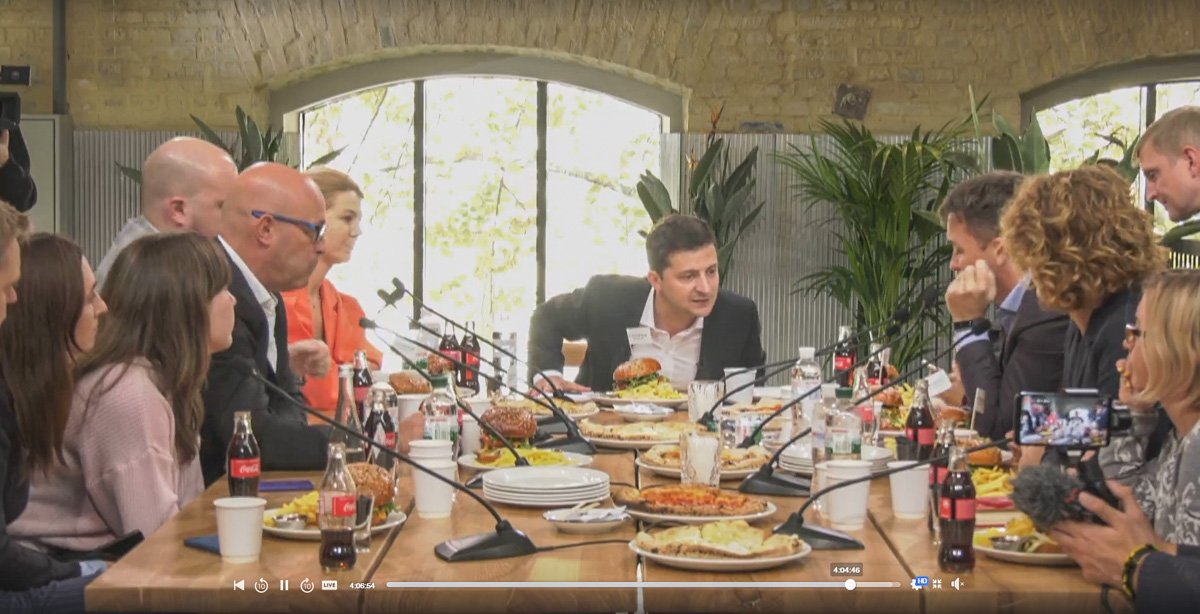 Пресс кормили бургерами и пиццей Пресс кормили бургерами и пиццей