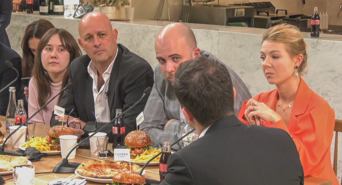 Стороны были больше заняты общением и редко притрагивались к еде Стороны были больше заняты общением и редко притрагивались к еде