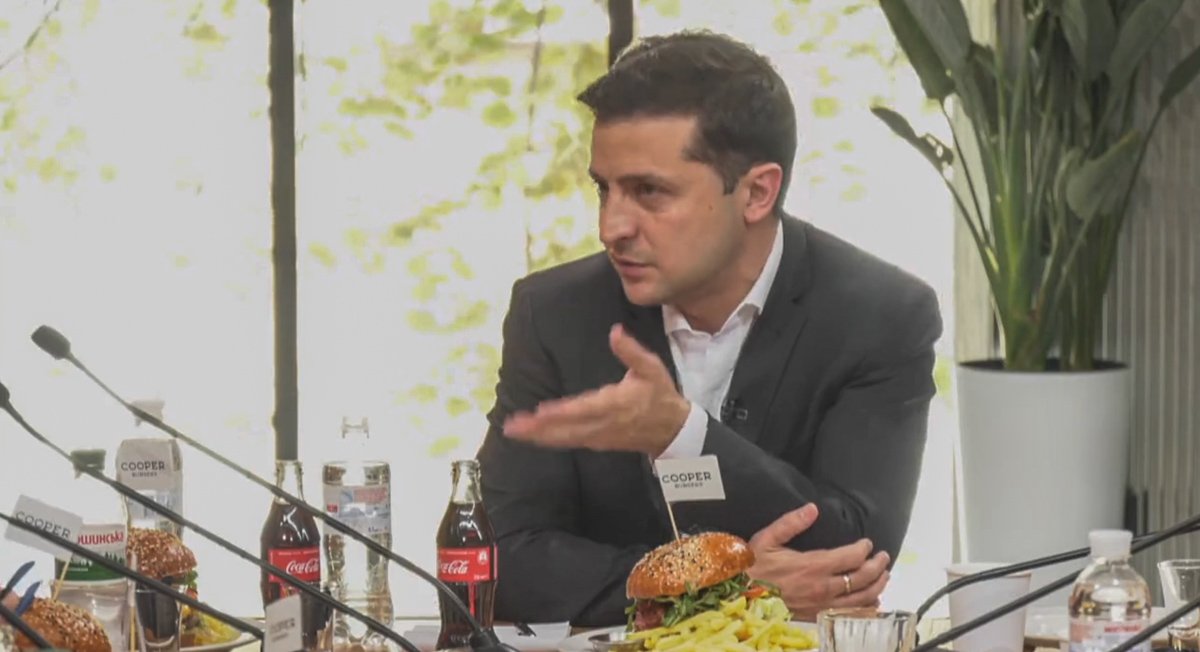 Бургер, картошка-фри и кола на столе Зеленского Бургер, картошка-фри и кола на столе Зеленского